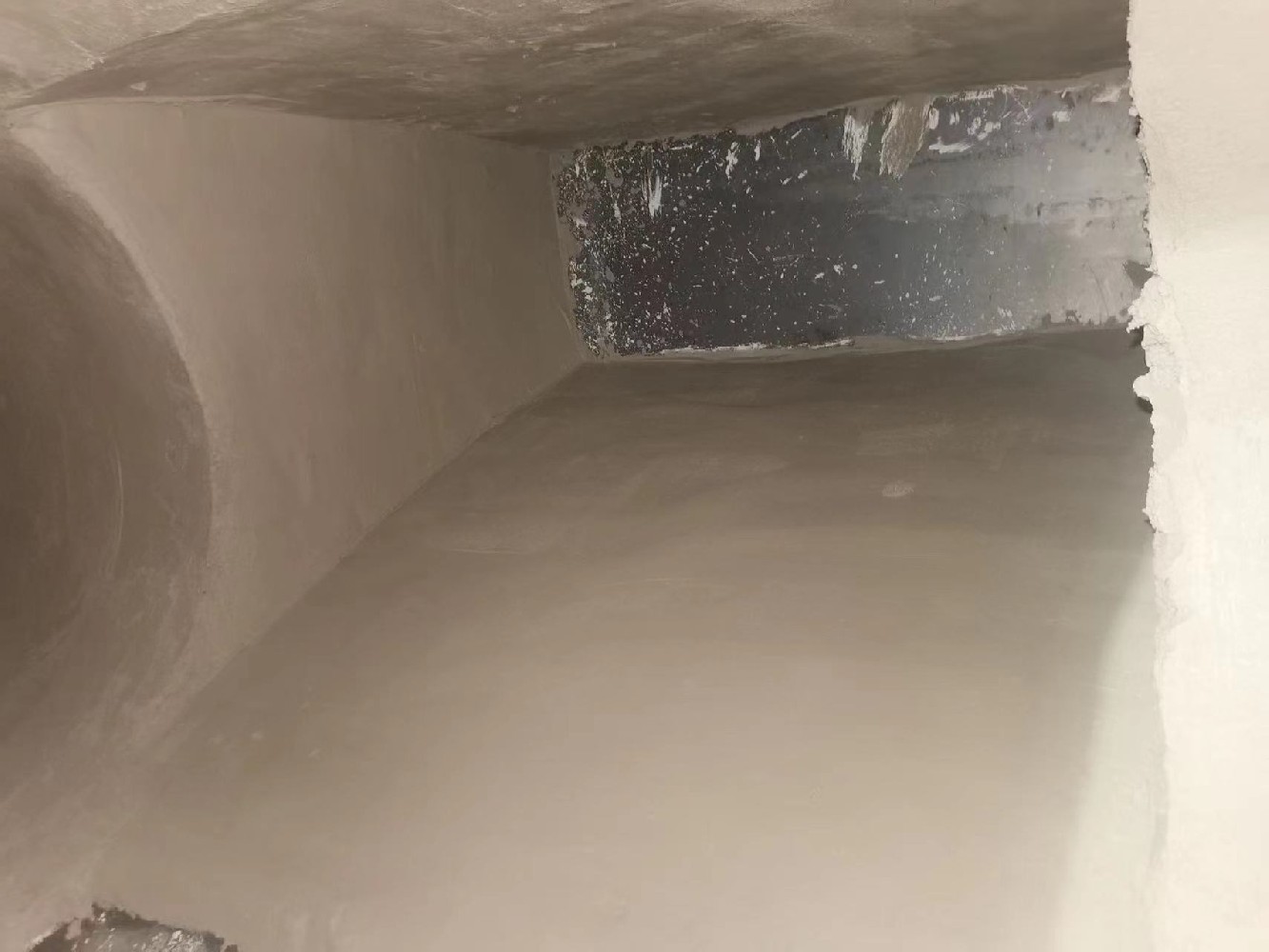 唐山东海特钢215㎡烧结机三通阀接口涂抹料施工