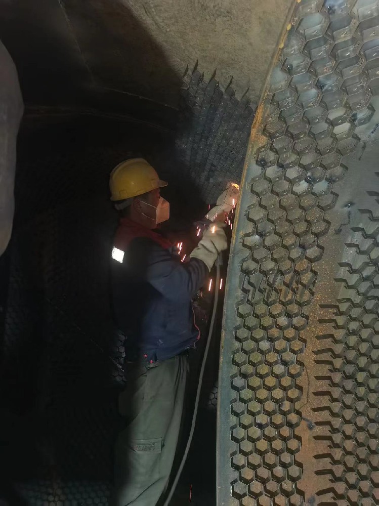 东海特钢3号烧结机烟气除尘管道焊接龟甲网