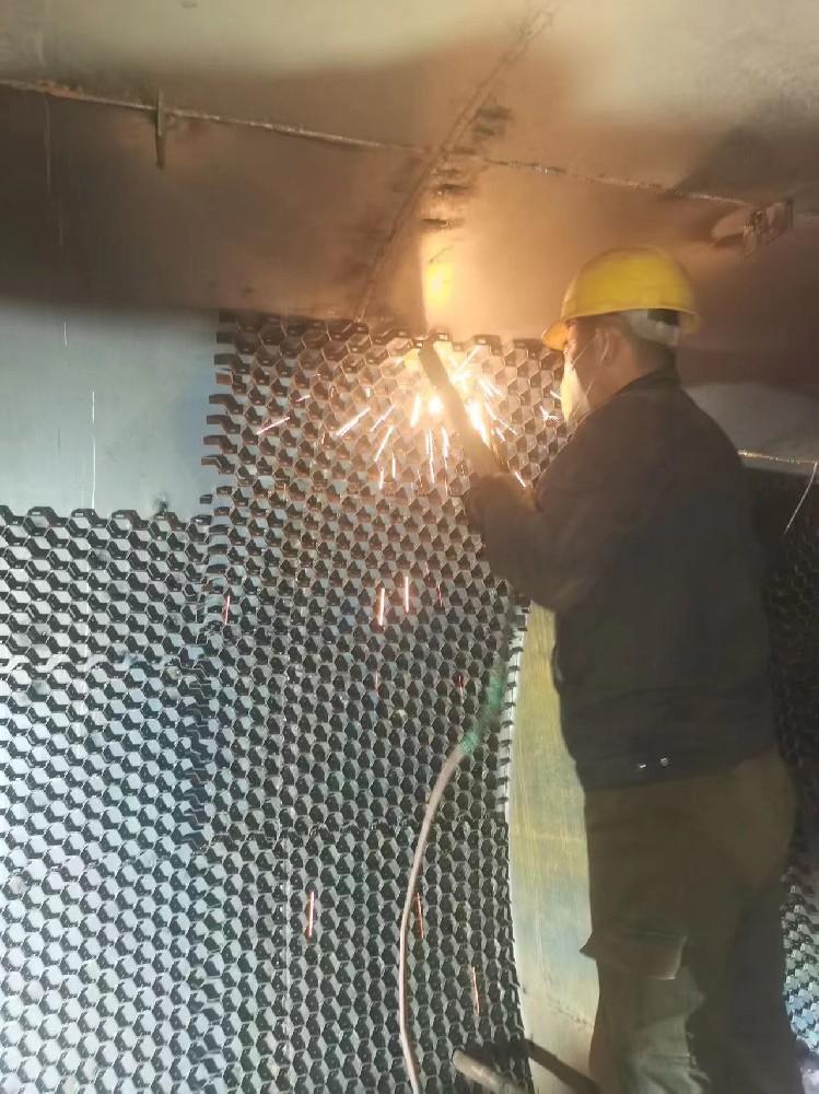 东海特钢1号烧结机烟气除尘管道焊接龟甲网